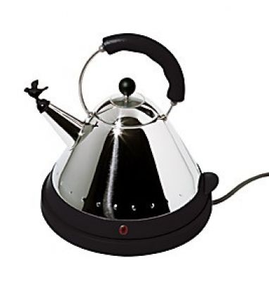 Alessi MG32 Wasserkessel: Glänzender, konischer Edelstahl-Wasserkocher mit schwarzem Griff und Vogel-Pfeife auf schwarzer Basis.